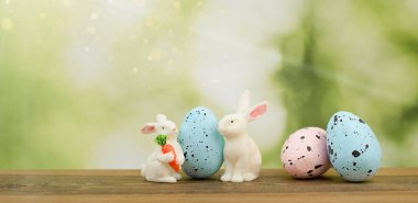 iki Paskalya tavşanı ve paskalya yumurtaları.