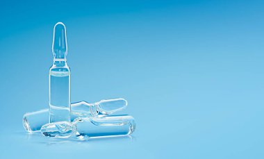 mavi arkaplanda üç ampul