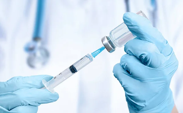 Médico Tiene Una Vacuna Una Jeringa Las Manos Primer Plano — Foto de Stock