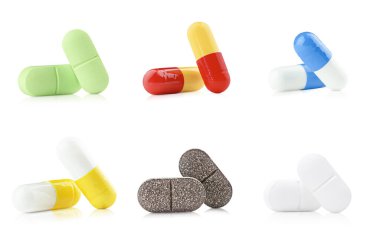 Beyaz izole arka planda farklı haplar.