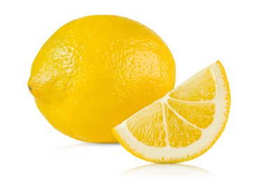 Bir dilim limon ve bir dilim de izole edilmiş beyaz arka plan.
