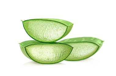 Beyaz izole arkaplanda dilimlenmiş aloe vera yaprağı