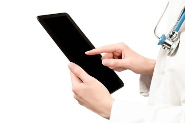 Doktor tablet bilgisayarını beyaz arkaplanda izole etti