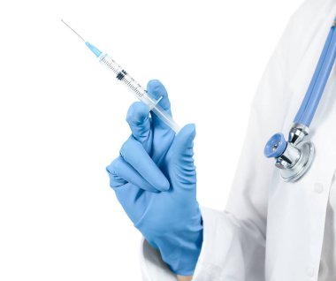 Doktorun elinde beyaz izole edilmiş arka planda sıvı içeren bir şırınga var. Aşı kavramı
