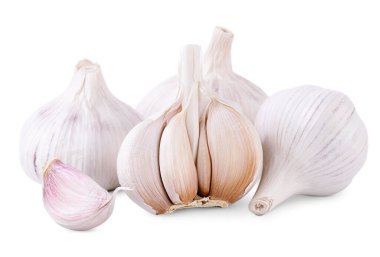 Beyaz izole arka planda taze sarımsak