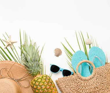 Plaj çantası, güneş şapkası, ananas, parmak arası terlik, palmiye yaprağı, güneş gözlüğü, kabuk ve deniz yıldızı fotokopi arkaplanda