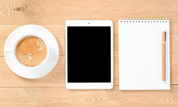 Koffiebeker Digitale Tablet Notitieboekje Pen Een Houten Ondergrond Zicht Van — Stockfoto