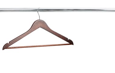 Metal bir direğe asılı bir ahşap askı. beyaz arkaplanda izole