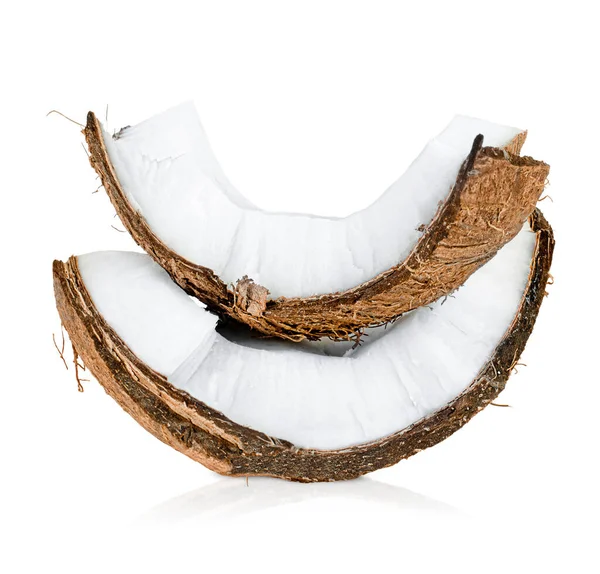 Dwa Odłamane Kliny Kokosowe Białym Izolowanym Tle — Zdjęcie stockowe
