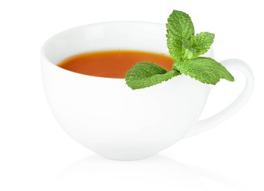 Beyaz izole arkaplanda nane yapraklı bir fincan çay.
