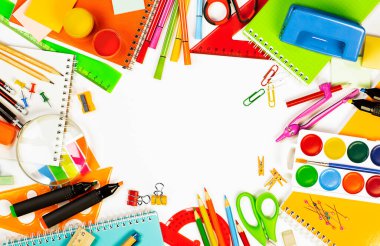 Hafif arka plandaki okul malzemeleri daire içine alınır.