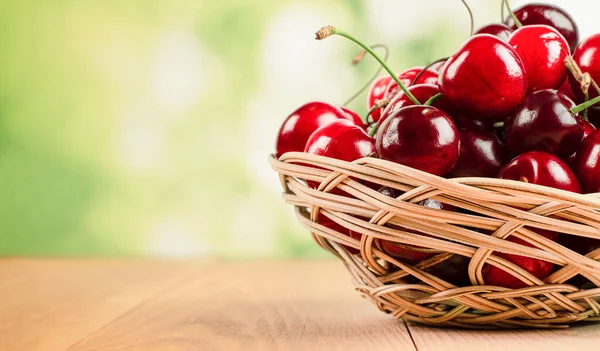 Cerezas Maduras Una Canasta Sobre Mesa —  Fotos de Stock