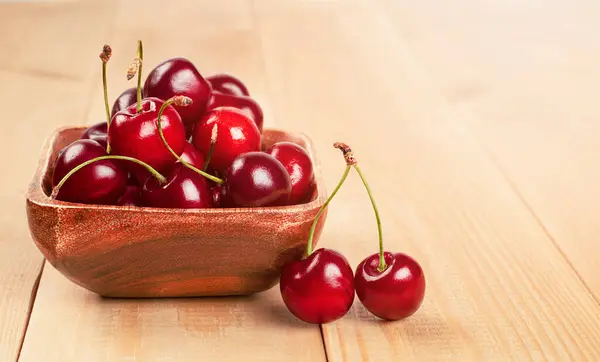 Cerezas Frescas Plato Madera Sobre Mesa —  Fotos de Stock