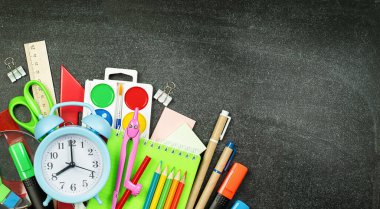 Kara karatahta geçmişi üzerine okul malzemeleri