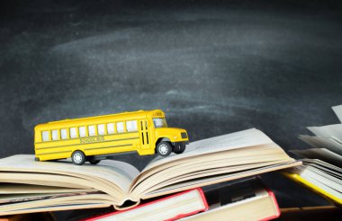 Oyuncak okul otobüsü, kitaplar, konsept okula dönüş.