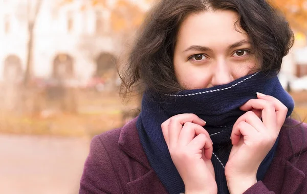 Молодая Женщина Улице Холодную Погоду — стоковое фото