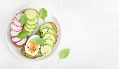 Beyaz bir masada iki ekmek kızartma tabağı, üst manzara.