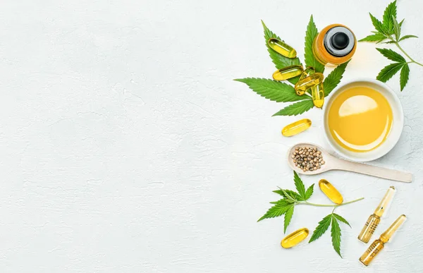 Cbd Olio Capsule Foglie Semi Cannabis Tavolo Cemento Grigio Concetto — Foto Stock