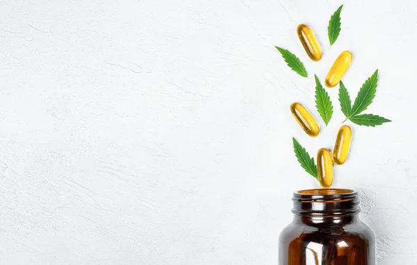 大麻胶囊和叶子 制造大麻酚产品的概念 — 图库照片