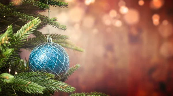Blauer Weihnachtsschmuck Baum Vor Dem Hintergrund Der Weihnachtsbeleuchtung — Stockfoto