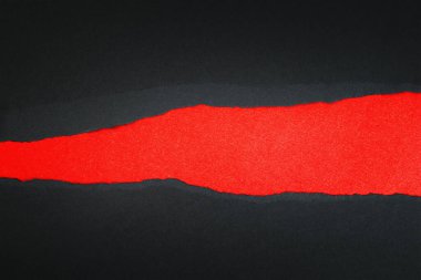 kırmızı kopya alanı olan siyah yırtık kağıt arkaplan