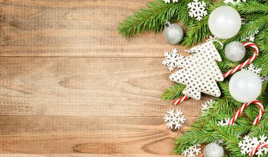 Ahşap arka planda Noel süslemeleri