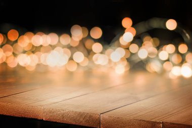 Altın bokeh ve ahşap masa, yan manzara