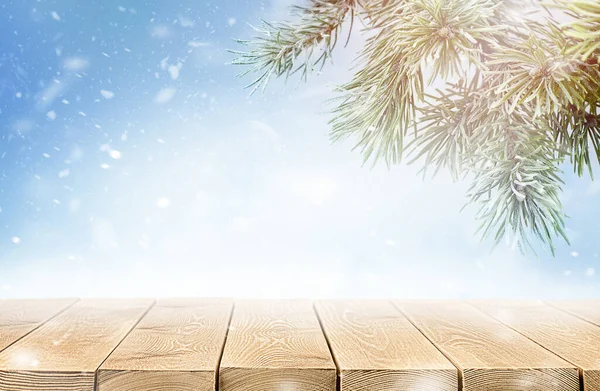 木のテーブルと松の木の枝屋外冬の背景 — ストック写真