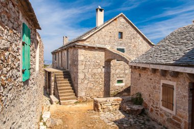 Humac, insanların yüzyıllardır yaşadığı çok eski bir köydür..