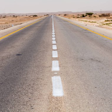 İsrail 'deki Negev Çölü' nden geçen yol manzarası.