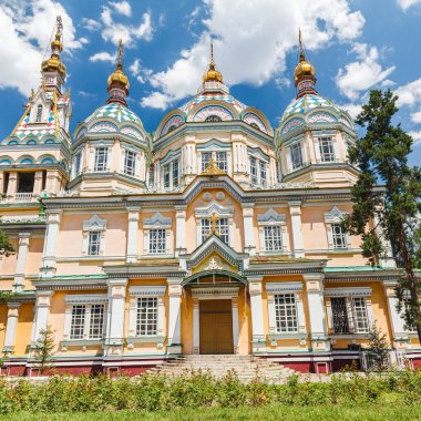 ALMATY, KAZAKHSTAN - CIRCA JUNE 2017: Zenkov Katedrali olarak da bilinen Yükseliş Katedrali, Almaty 'deki Panfilov Parkı' nda Haziran 2017 civarında yer alan bir Rus Ortodoks katedrali..