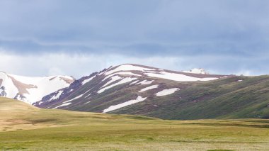 Song Kul - Kırgızistan 'ın Tian Shan Dağları' ndaki yüksek alp gölü