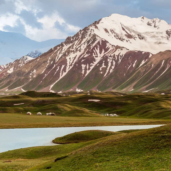 폭풍중에 키르기스스탄에 호수의 아름다운 — 스톡 사진
