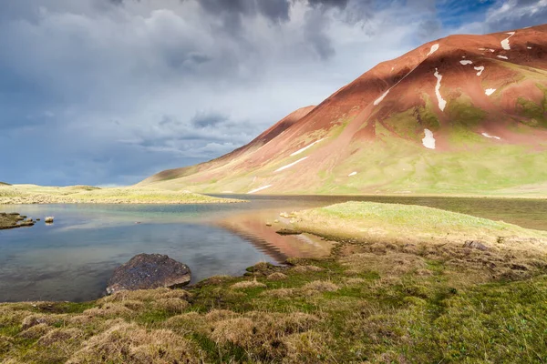 Hermosa Vista Del Lago Tulpar Kul Kirguistán Durante Tormenta — Foto de Stock