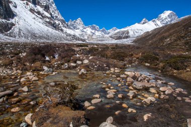 PHERICHE, NEPAL - CIRCA ECTOBER 2013: Pheriche dolaylarında Ekim 2013 