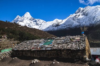 PANGBOCHE, NEPAL - CIRCA ECTOBER 2013: Pangboche 'dan Ama Dablam' ın görüntüsü Ekim 2013 Pangboche.