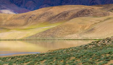 Tacikistan 'da Pamir' de Bulunkul Gölü 'nün güzel manzarası