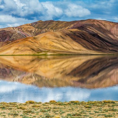 Tacikistan 'da Pamir' de Bulunkul Gölü 'nün güzel manzarası
