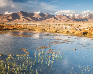 Tacikistan, Pamir 'deki Karakul gölünün güzel manzarası