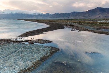 Tacikistan, Pamir 'deki Karakul gölünün güzel manzarası