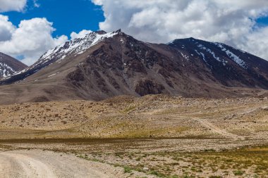 Pamir 'in güzel manzarası ve Wachan Koridoru boyunca uzanan yol