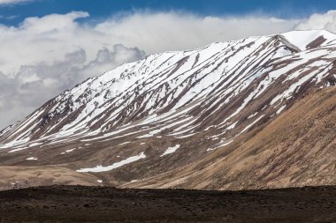 Pamir 'in güzel manzarası ve Wachan Koridoru boyunca uzanan yol