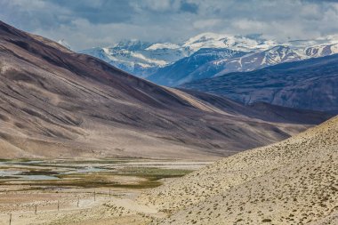 Pamir 'in güzel manzarası ve Wachan Koridoru boyunca uzanan yol