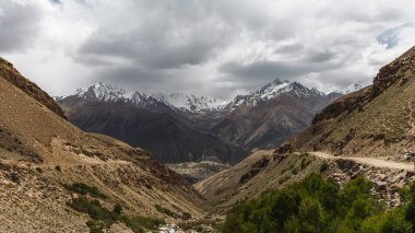 Pamir 'in güzel manzarası ve Wachan Koridoru boyunca uzanan yol