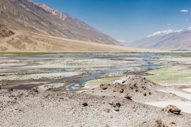 Wachan Koridoru boyunca Panj Nehri 'nin güzel manzarası