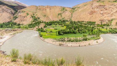 Wachan Koridoru boyunca Pamir, Afganistan ve Panj Nehri 'nin güzel manzarası