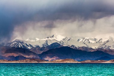 Tacikistan, Pamir 'deki Karakul gölünün güzel manzarası