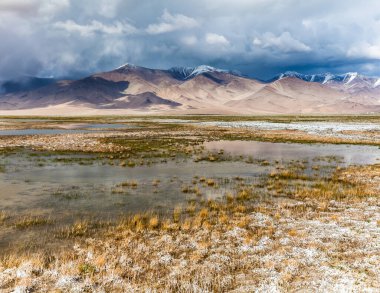 Tacikistan, Pamir 'deki Karakul gölünün güzel manzarası