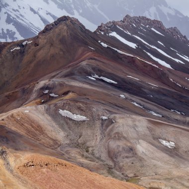 Tacikistan 'daki Ak-Baital Geçidi' ndeki Pamir dağlarının güzel manzarası.