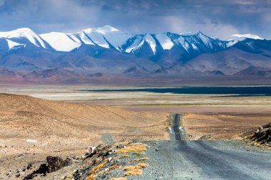 Tacikistan, Pamir 'deki Karakul gölünün güzel manzarası